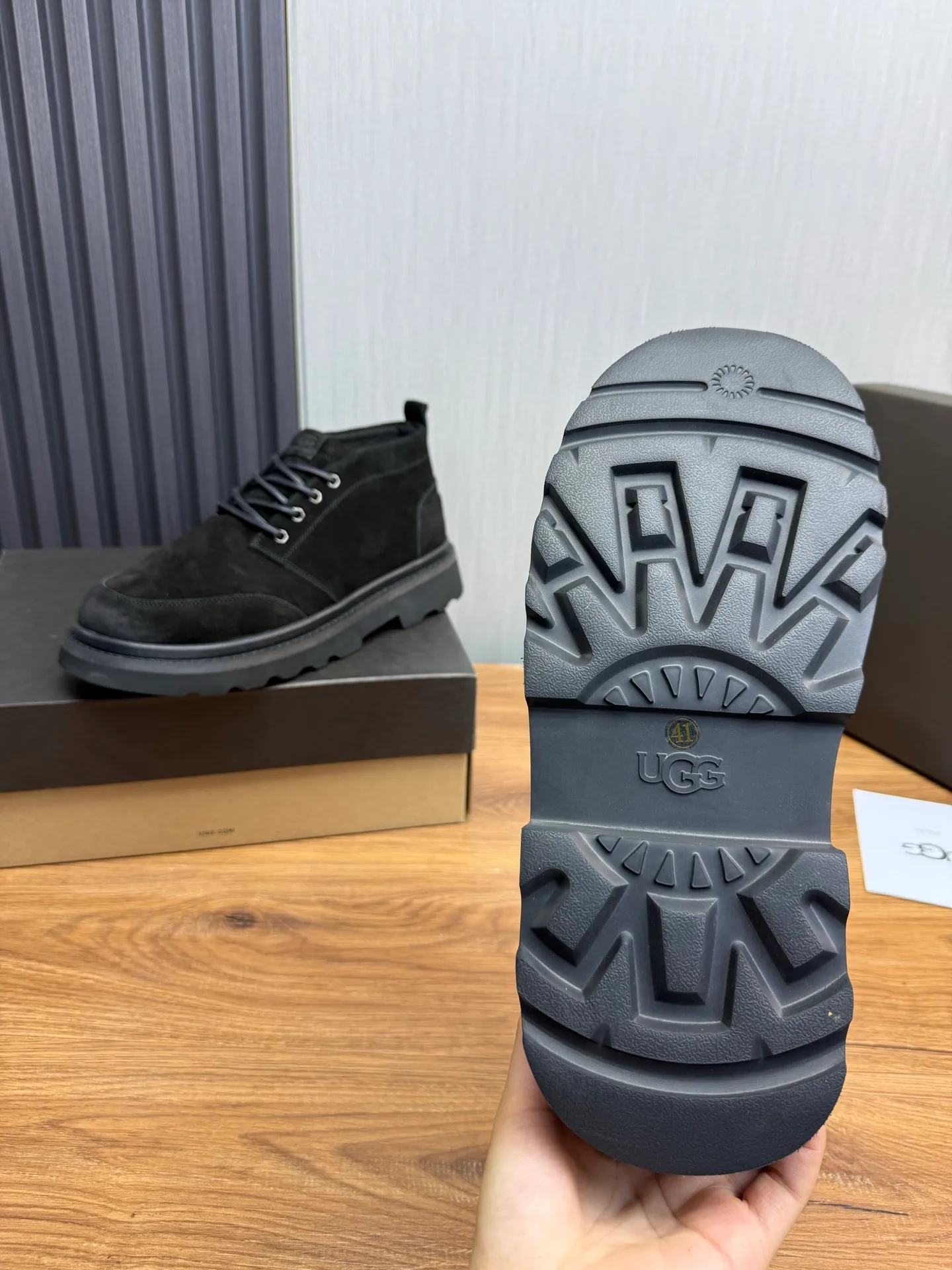 Men's shoes 💰620💰 New UGG fur integrated men's simple and fashionable snow boots. The most worth buying at the end of this year are warm casual shoes. Whether you are out and about at home, their comfortable and warm performance will be your most suitable fashion companion! The material is cowhide upper and imported wool is used inside. Warm and comfortable! The eva+ rubber patch outsole is cushioned, non-slip and wear-resistant, and has good elasticity. It is light and wear-resistant, comfortable and soft, and the new simple cut is more fashionable. It has both practicality and fashion sense, so you no longer have to worry about how to match it in winter, while still maintaining your fashionable taste. High-quality genuine wool. Look at the details for the material! Size: 39-40-41-42-43-44-44 sneaker size
